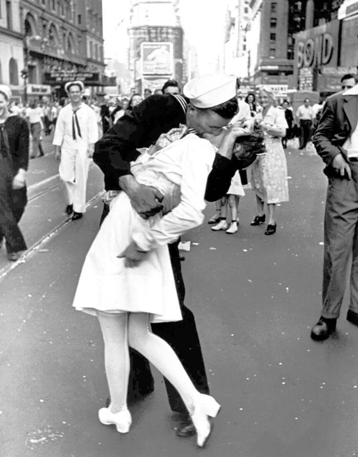 Alfred Eisenstaedt of Life Magazine's kissing photo